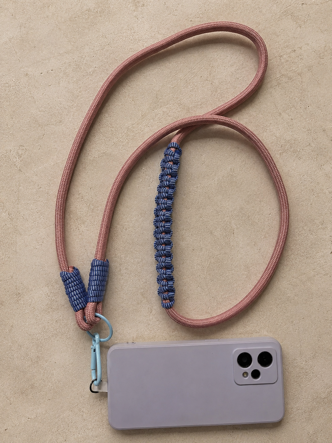 Różowo-granatowy phone strap crossbody przypięty do telefonu
