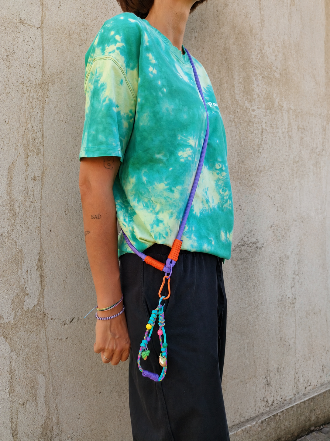 Phone strap crossbody Vaporwave Sunset noszony z przodu z telefonem