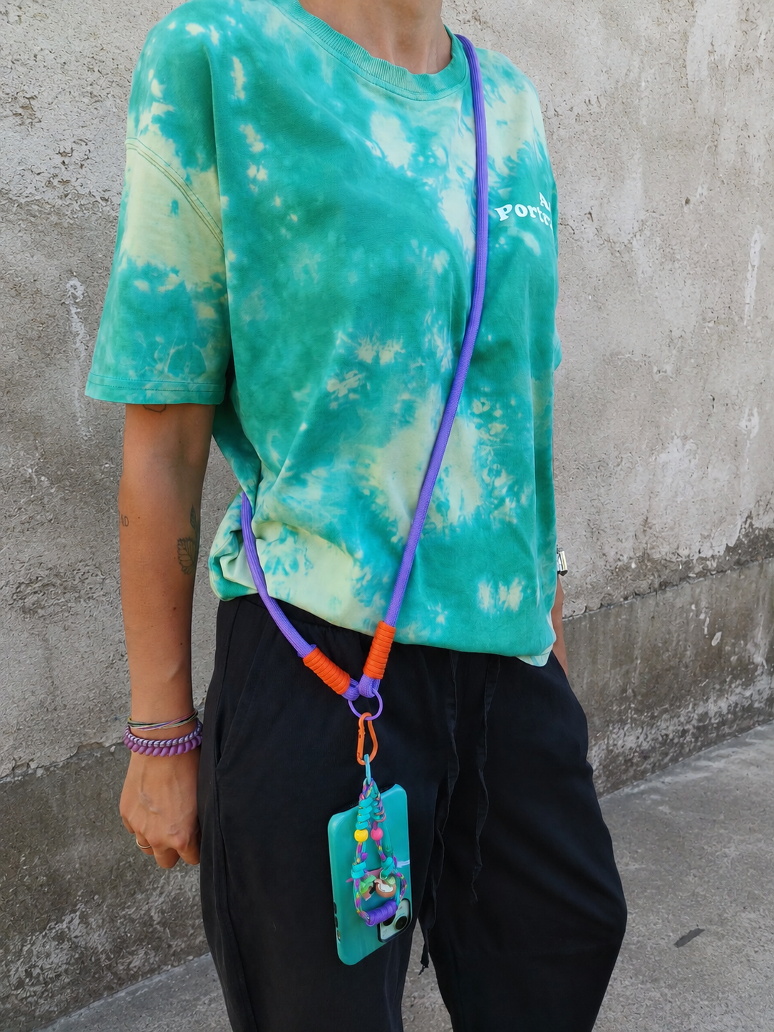 Fioletowy strap crossbody Vaporwave Sunset z pomarańczowym karabińczykiem