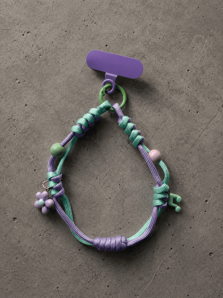 Miętowo-lawendowy phone strap z kwiatkiem i nutką